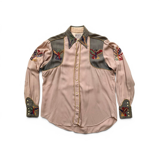 B1940/1950s Las Vegas By Cowboy Joe Embroidered Western Shirt eige shirt with embroidered designs on a white background