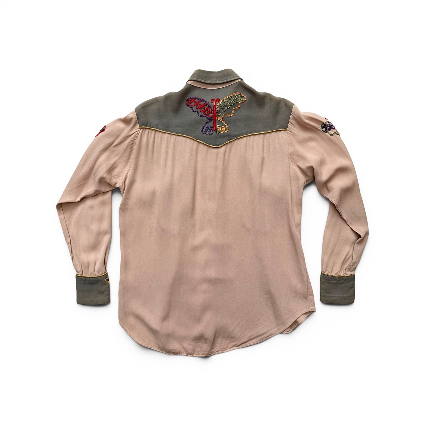 1940/1950s Las Vegas By Cowboy Joe Embroidered Western Shirt Brown shirt with embroidered shoulder patch on a white background