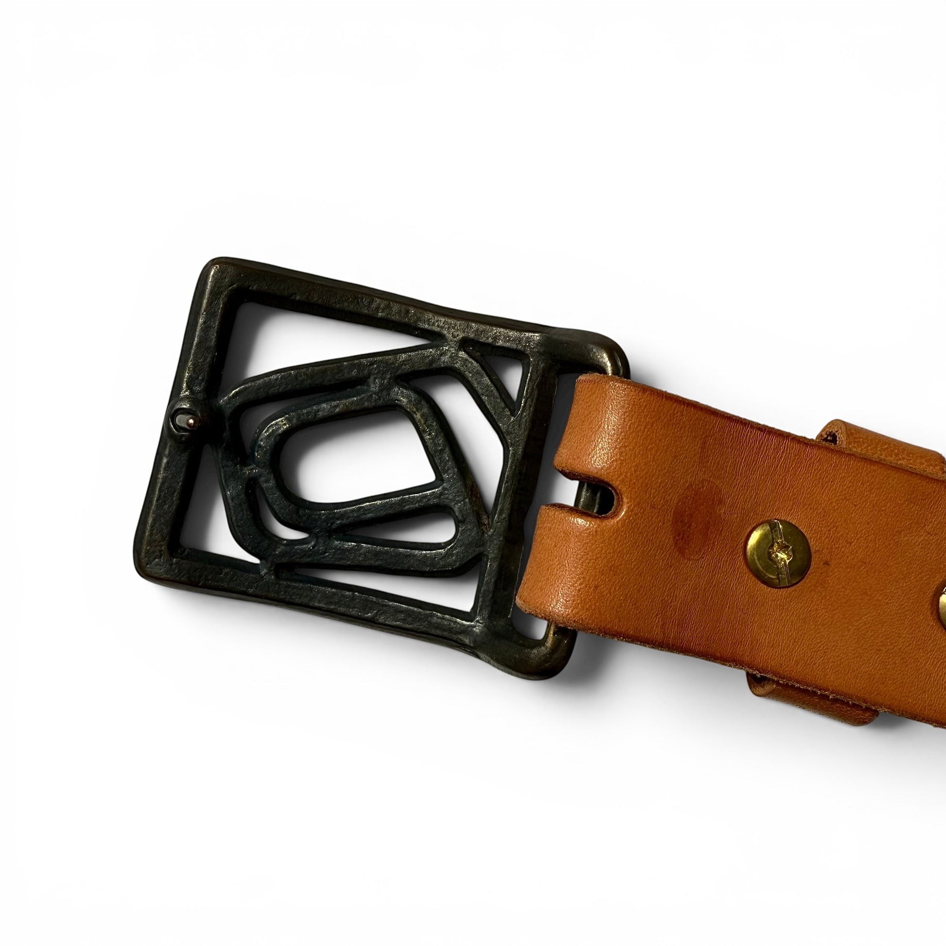 1960s Hammered Brass Abstract Buckle Leather Belt Brown leather belt with a brass metal buckle on a white background